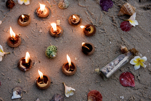 心点燃蜡烛 贝壳 在贝壳和沙滩上的瓶子里思念你美白安排沙子