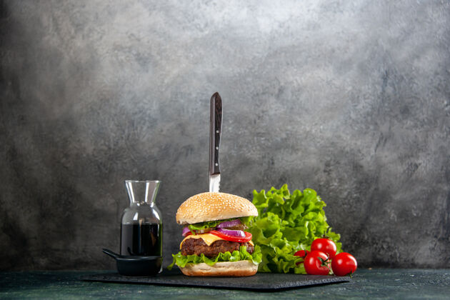 盘子刀在美味的肉三明治和青椒黑托盘酱在灰色的表面刀烹饪午餐