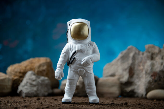 男人白色宇航员带着月球上的岩石蓝色幻想宇宙科幻休闲宇宙摇滚