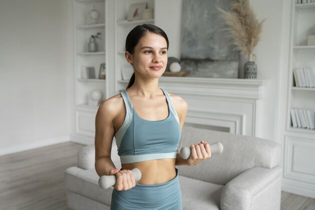 运动装在家锻炼的年轻女人训练生活方式身体