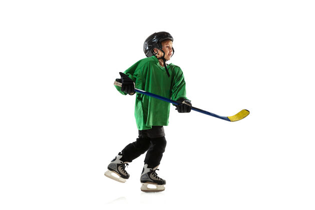 年轻冰球场上的小冰球运动员 白色工作室背景运动员戴着设备和头盔 练习 训练运动的概念 健康的生活方式 运动 运动 动作头盔运动员团队合作