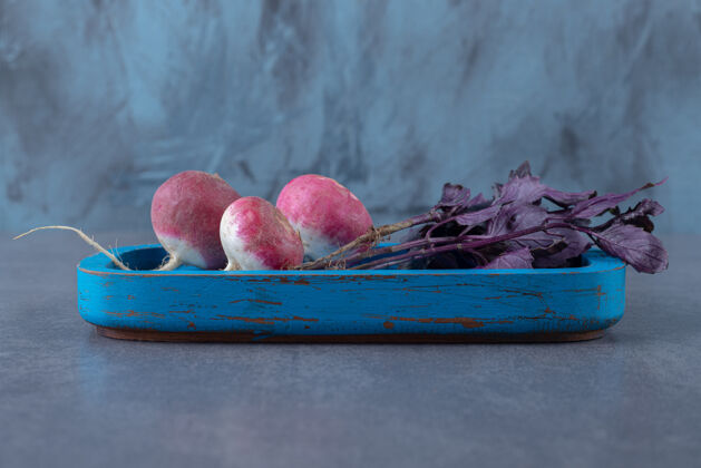 农作物紫色罗勒与萝卜在板上 大理石表面萝卜自然美味