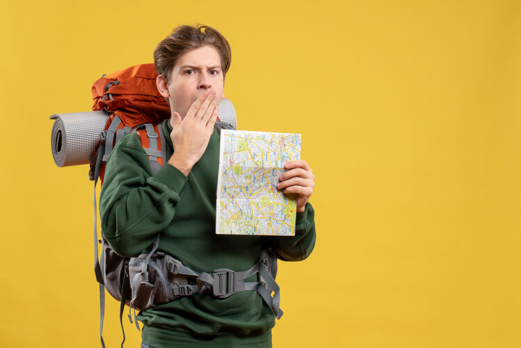 旅游正面图年轻男子背着背包拿着地图颜色背包家伙