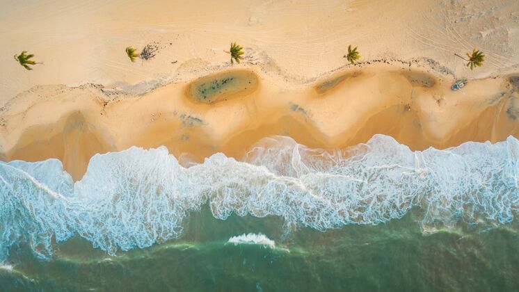 岛屿高角度拍摄美丽的泡沫波在巴西北部 塞拉 福塔莱萨\/坎布哥\/帕尔纳伊巴海湾风景河流