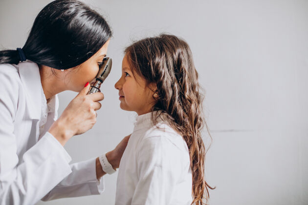医生小女孩在眼科中心检查视力儿童视力选择
