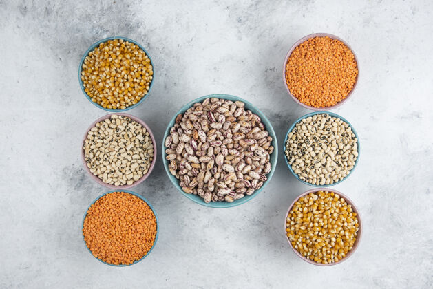 食物大理石表面有一堆各种生豆子 玉米和红扁豆碗烹饪堆