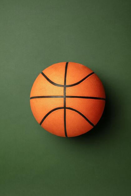 训练明亮的橙色布劳恩篮球绿色工作室背景上隔离的专业运动设备运动的概念 活动 运动 健康的生活方式 幸福现代色彩运动篮球球