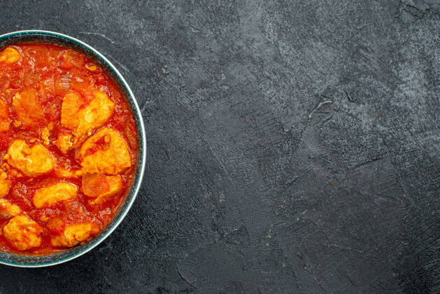 碗顶视图美味的鸡肉片与番茄酱上的灰色背景酱菜肉鸡番茄肉盘子视图