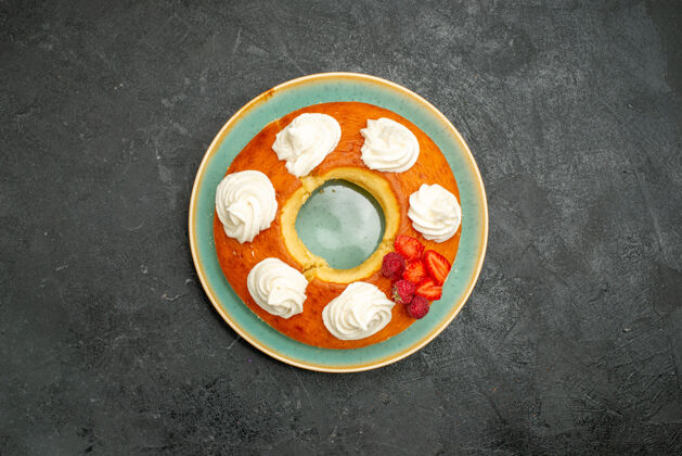 茶俯视图美味的圆形馅饼配水果和奶油在深色背景上茶糖饼干蛋糕馅饼甜餐厅水果蛋糕