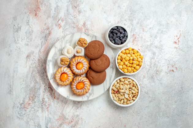 胡椒粉俯瞰美味的饼干 白色背景上有糖果和坚果甜饼饼干坚果饼干关闭健康