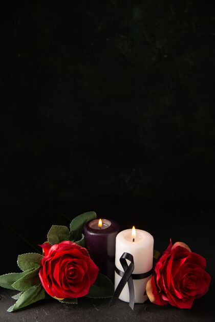 火焰一对蜡烛的正面图 黑色的红花死亡光火