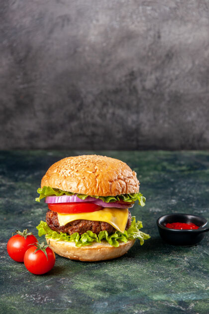 面包美味的三明治番茄酱番茄干上深色混合色表面与自由空间混合物午餐汉堡包