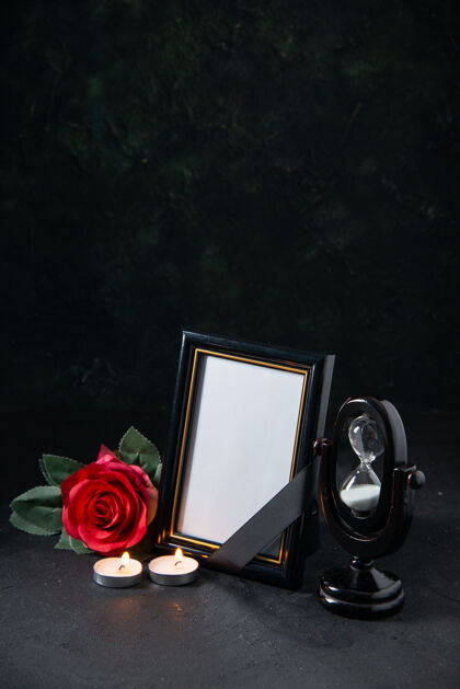 死亡黑色上有红花的相框前视图花红葬礼