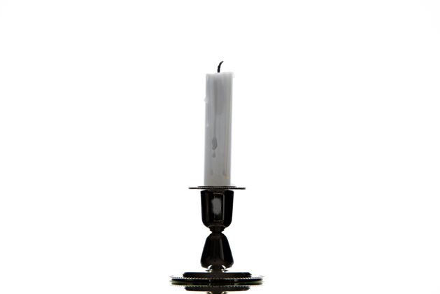 死亡白色背景上的白色蜡烛正面图战争巴勒斯坦葬礼死亡旧的烛台古董