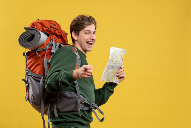 旅游正面图年轻男子背着背包拿着地图旅游人家伙