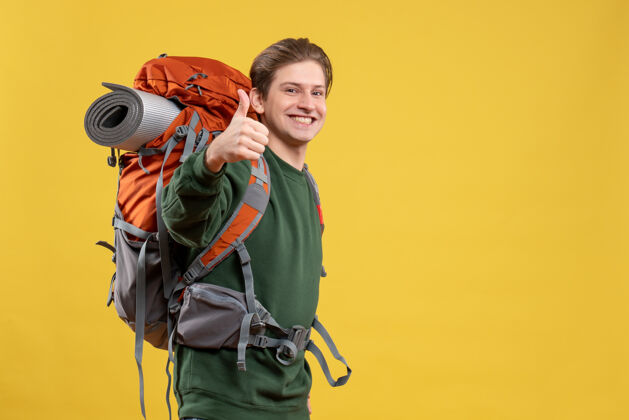 度假正面图背着背包准备远足的年轻男性微笑着山成年人徒步旅行