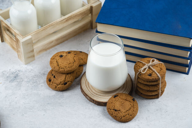 牛奶在木板上放一杯牛奶和巧克力饼干美味饼干甜点