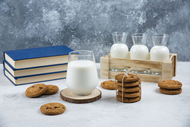 饼干在木板上放一杯牛奶和巧克力饼干面包房巧克力烘焙