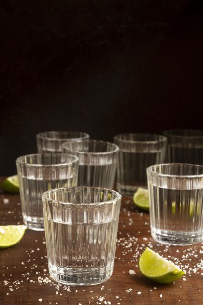 玻璃美味的mezcal饮料组合排列墨西哥美味