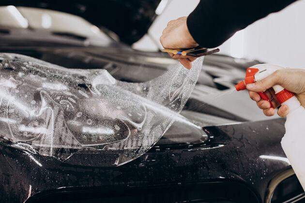 机械男工人用保护膜把车包起来专家细节汽车