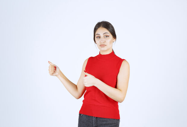 模特穿红衬衫的女孩竖起大拇指雇员成功女人