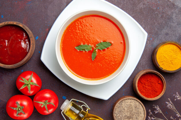番茄俯瞰美味的番茄汤配上调味料的深色背景菜酱番茄色一餐汤顶部蔬菜汤