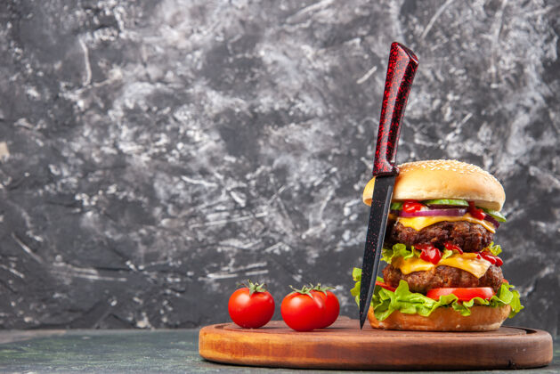 水果自制三明治西红柿番茄酱刀放在深色木砧板上 有自由空间板饮食番茄