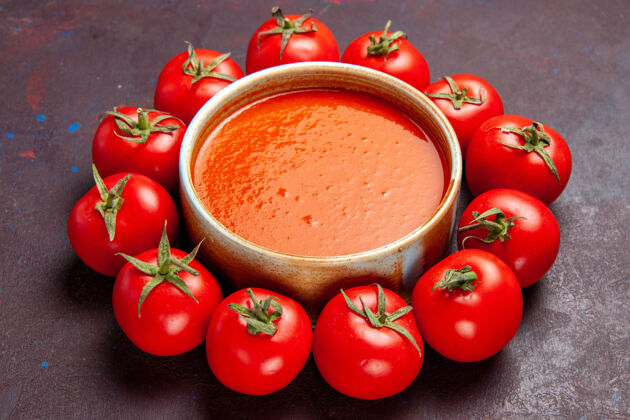 水果前视图美味的西红柿汤和新鲜的西红柿在黑暗的空间有机蔬菜西红柿