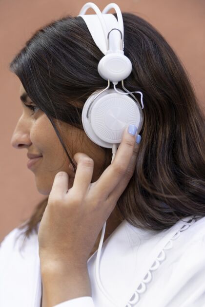 耳机侧视图女人通过耳机听音乐休闲都市女人