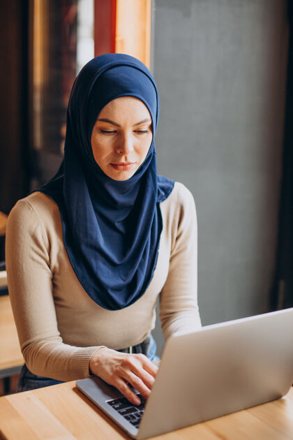 宗教现代妇女在咖啡馆用笔记本电脑工作女人商业女性女性