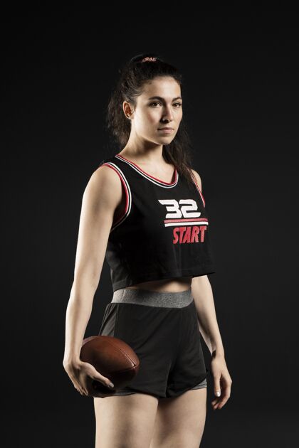 运动员穿运动服的女橄榄球运动员生活方式运动女人