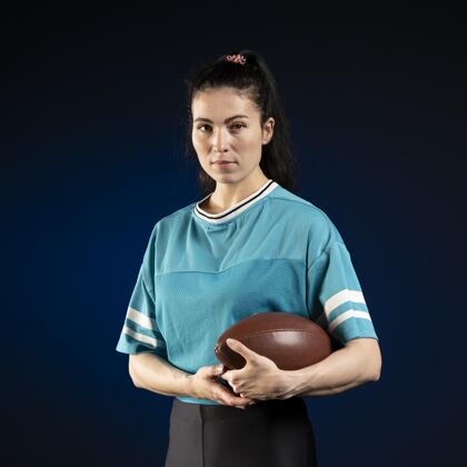 运动女橄榄球运动员在运动装摆姿势女人运动员运动