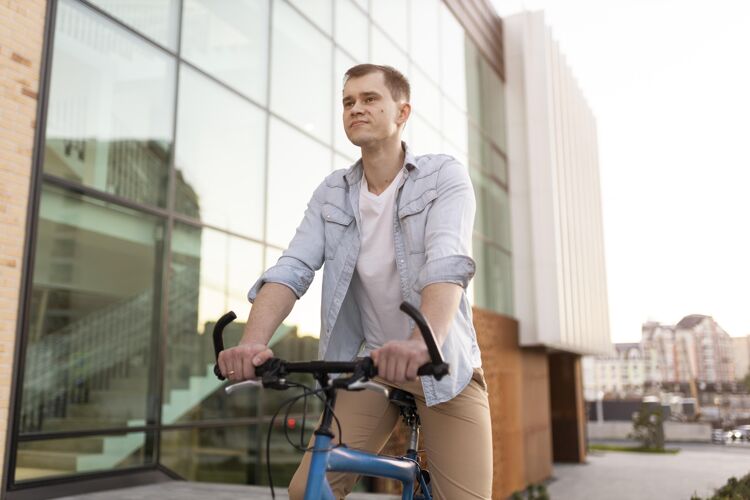 财产中型男子骑自行车旅行生活方式人