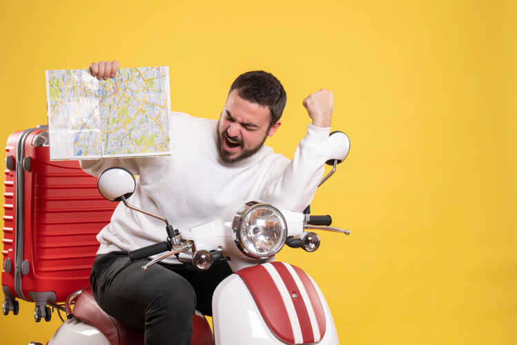 人旅行概念与快乐的家伙坐在摩托车上 手提箱上显示黄色地图运动员成人男性