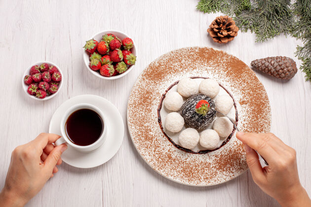 椰子顶视图一杯水果茶和椰子糖放在白色桌上水果茶浆果饼干蛋糕浆果咖啡桌子