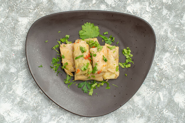 蔬菜俯瞰美味的卷心菜dolma由磨碎的肉和绿色的白色背景肉晚餐卡路里油菜食物沙拉午餐盘子