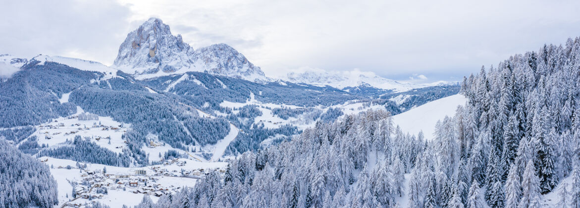 霜冻美丽的雪山全景拍摄山冰寒冷