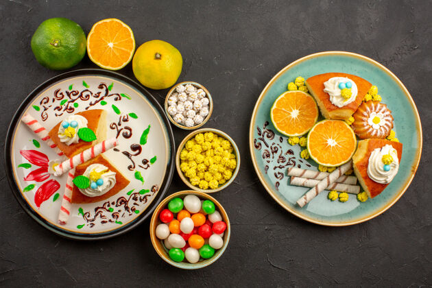 午餐俯瞰美味的派片与糖果和新鲜的橘子在黑暗的地板上水果蛋糕甜饼干派晚餐地板传统