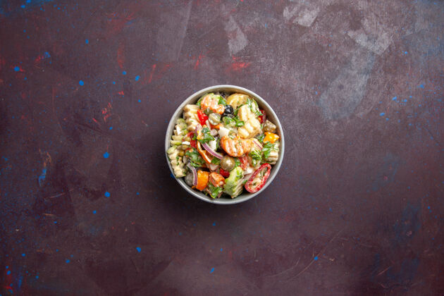 饮食俯视图美味蔬菜沙拉由西红柿 橄榄和胡椒组成 背景为深色健康膳食零食沙拉盘子午餐景观