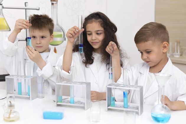 科学孩子们在学校做化学实验实验学校化学