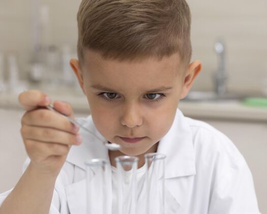 学习小男孩在学校做科学实验实验化学护理