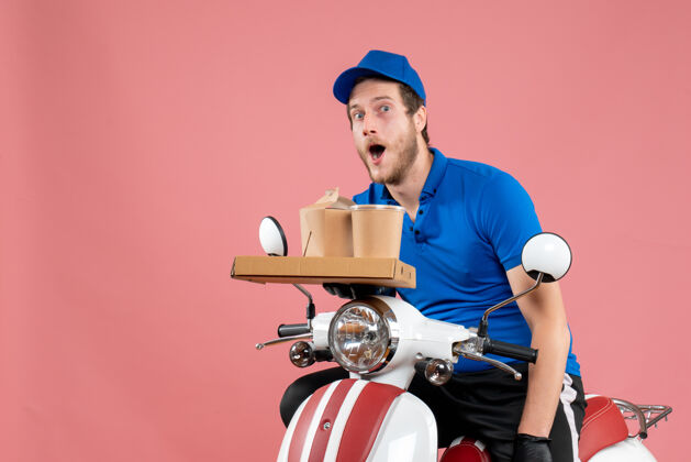 盒子正面图身着蓝色制服的男快递员手拿咖啡和食品盒 粉色服务快餐工作快递工作自行车颜色送货快餐咖啡