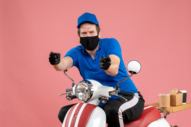 送货正面图：身穿蓝色制服 戴着粉色口罩的男性快递员-工作递送病毒自行车高尔夫球员制服