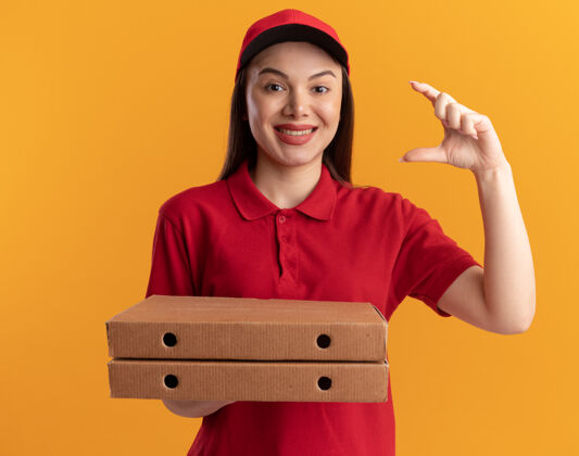微笑穿着制服 拿着披萨盒 微笑着的漂亮女送货员假装拿着什么东西东西盒子女人