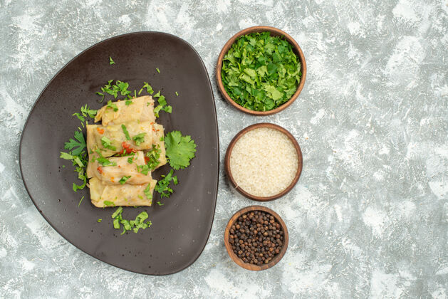 晚餐俯视图美味的卷心菜dolma包括磨碎的肉和绿色的白色背景晚餐辣椒菜肉景观膳食烹饪