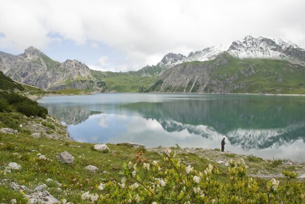 季节奥地利吕内西万丹湖的迷人镜头风景湖山