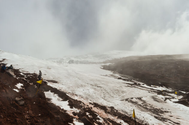 景色奇姆博拉佐火山位于厄瓜多尔美丽的雪坡上山峰山顶冷杉