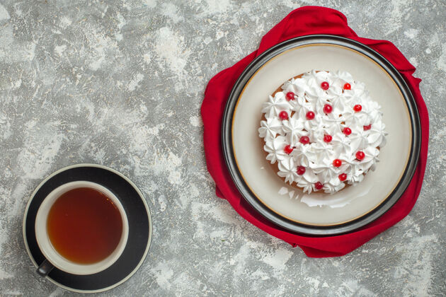 过滤器上图：红色布料上装饰着水果的美味奶油蛋糕冰杯子早餐