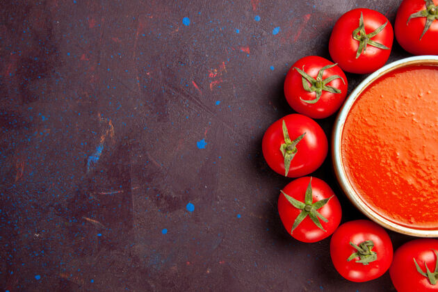 新鲜俯瞰美味的西红柿汤 用新鲜的红色西红柿圈在深色的背景上 西红柿汤一碟酱汁西红柿观点成熟