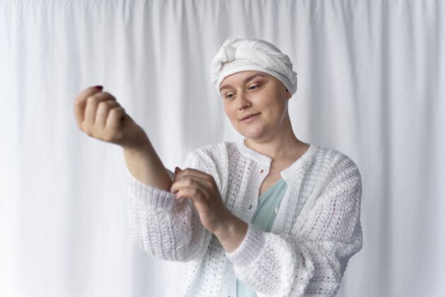 意识自信的年轻女子在抗癌疾病癌症女人